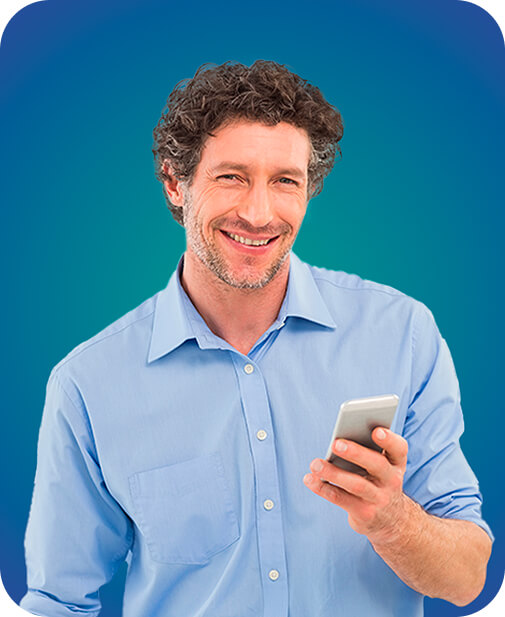Homem segurando celular